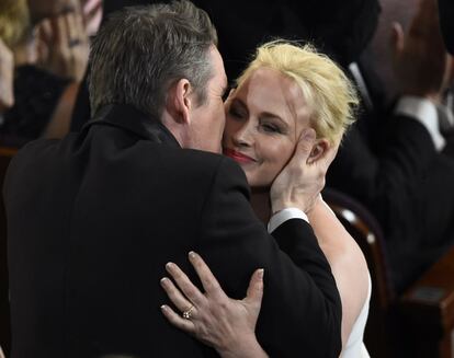 Patricia Arquette recibe un cariñoso beso del actor Ethan Hawke antes de subir al escenario a recoger el Oscar de mejor actriz de reparto por su papel en 'Boyhood'.
