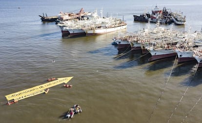 Intervención de Greenpeace en el puerto de Montevideo contra la pesca ilegal en el Atlántico Sur.