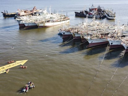 Intervención de Greenpeace en el puerto de Montevideo contra la pesca ilegal en el Atlántico Sur.