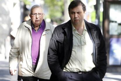 El dueño del bar Faisán, Joseba Elosua, y su hijo, se dirigen a la Audiencia Nacional