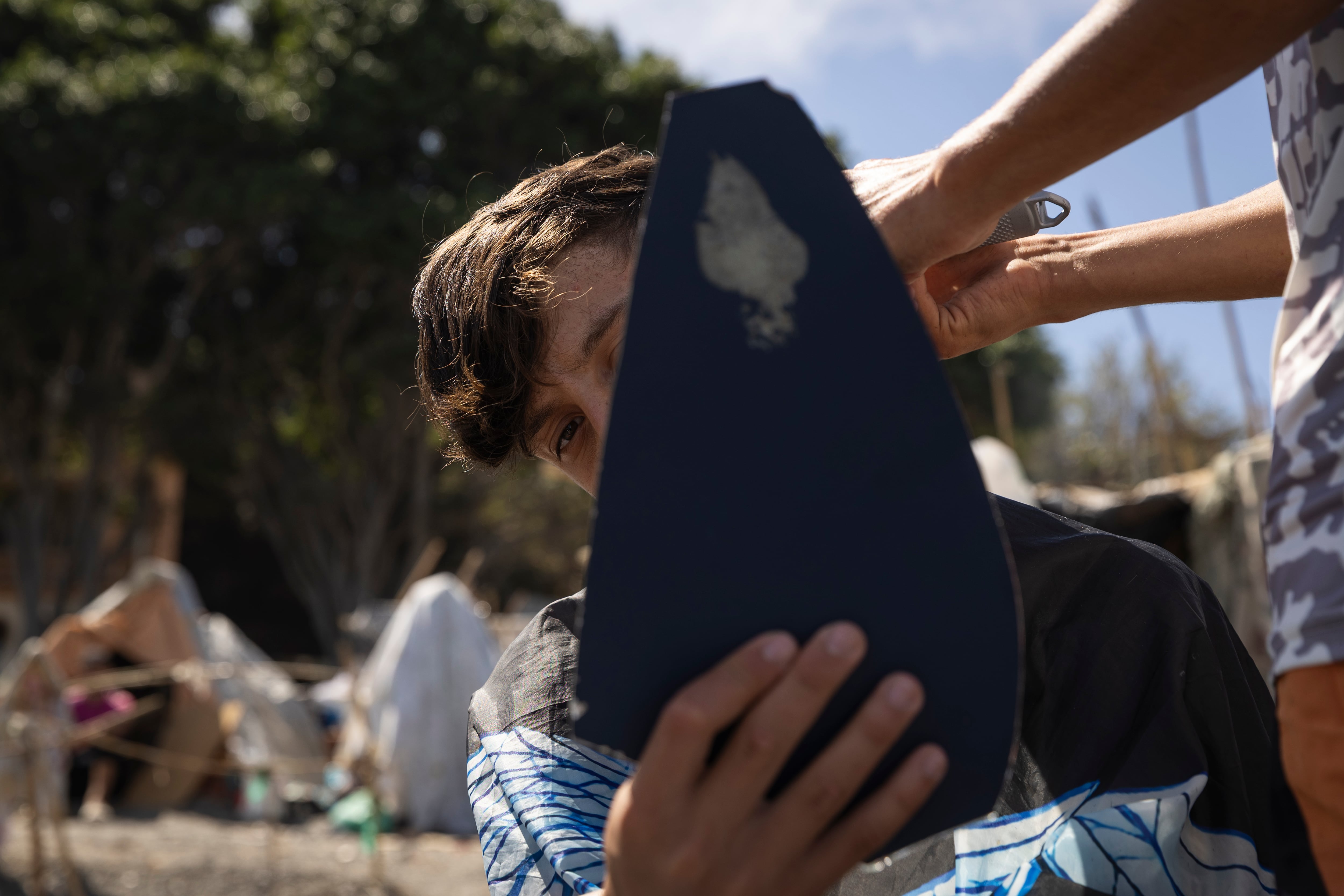 Caos en el traslado de 100 menores a un centro de Ceuta: “Necesitamos dormir en una cama ya”