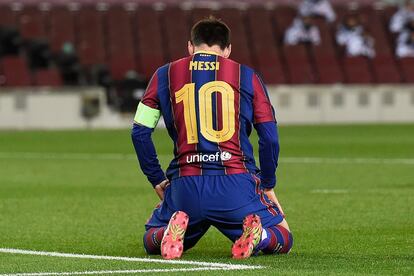 El delantero argentino del Barcelona Lionel Messi se lamenta en el suelo tras perder una oportunidad de gol.
