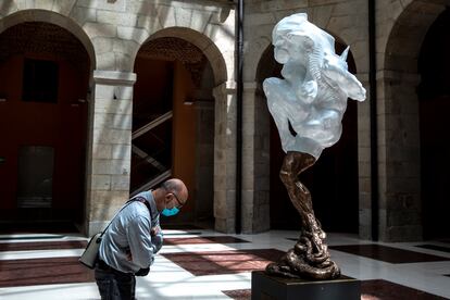 Un visitante ante la escultura de Víctor Ochoa, cuando todavía podía verse en el patio central de la sede de Presidencia.