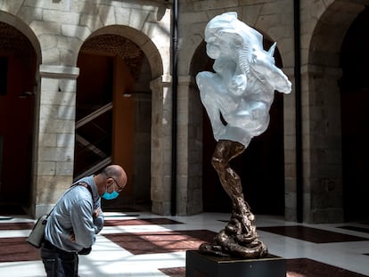Un visitante ante la escultura de Víctor Ochoa, cuando todavía podía verse en el patio central de la sede de Presidencia.