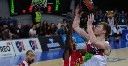 El jugador baskonista Davis Bertans disputa una pelota en el encuentro contra el Olympiacos celebrado este jueves en Vitoria.