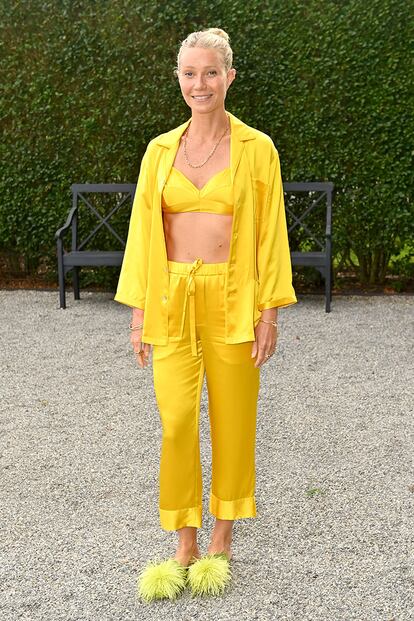 El conjunto pijamero de Gwyneth Paltrow. La actriz estadounidense acudió al evento que celebró en Londres para promocionar la línea de cuidado de la piel y el cabello de su marca Goop con un llamativo conjunto de color amarillo compuesto por un pantalón, una camisa y una top tipo bralette. Todo ello combinado con unas zapatillas con un aplique de pelo en color verde pistacho.