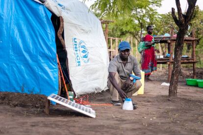 Para Robert Ocan la huida es un acto reflejo, un gesto entrenado en la tragedia. Ocan nació en Sudán del Sur hace 33 años, pero creció en un campo de refugiados en el norte de Uganda. Sus padres huyeron de Pajok escapando de la última guerra de independencia: un conflicto que duró 21 años, y en el que Kiir (hoy presidente) y Machar (ex vicepresidente) lucharon hombro con hombro contra el Gobierno árabe de Jartum. “Creí que tras la independencia se acabaría la guerra. Nunca pensé que volvería a un campo de refugiados,” reconoce.