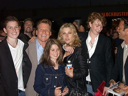 Tatum O'Neal, junto a su padre, Ryan -con chaqueta clara-; sus hijos Sean, Emily y Kevin McEnroe -de izquierda a derecha-, y su hermano Griffin.