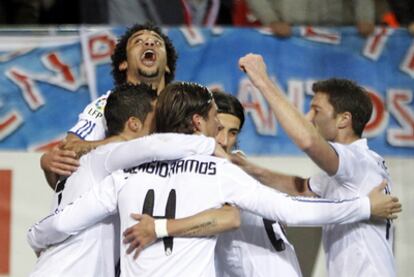 Los jugadores del Madrid celebran el gol