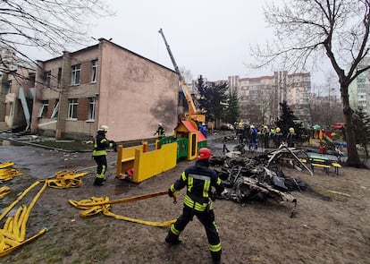 Equipos de bomberos trabajan en una guardería próxima al lugar donde ha caído el helicóptero. El movimiento de helicópteros es excepcional y siempre a muy baja altura, para evitar ser detectados por los radares enemigos. En Kiev tampoco es frecuente ver helicópteros sobrevolar la ciudad, y si lo hacen, es lamiendo las azoteas de los edificios.