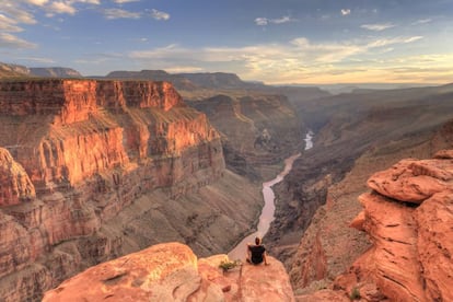 Un hombre contempla la inmensidad del Gran Cañón del Colorado, en Arizona (EE UU).