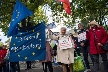 Manifestantes con pancartas y banderas protestaban frente al Tribunal Constitucional, en Varsovia, el 22 de septiembre.