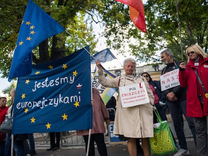 Manifestantes con pancartas y banderas protestaban frente al Tribunal Constitucional, en Varsovia, el 22 de septiembre.