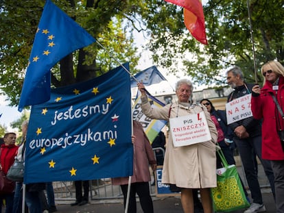 Manifestantes con pancartas y banderas protestaban frente al Tribunal Constitucional, en Varsovia, el 22 de septiembre.