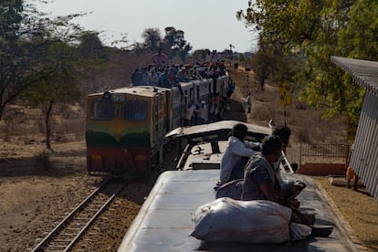 El servicio Gwalior-Sabalgarh y el Sheopur-Sabalgarh, igual de saturados, son los únicos aparte del que une ambas cabeceras. Tres puntos del ramal son los que permiten cruces.