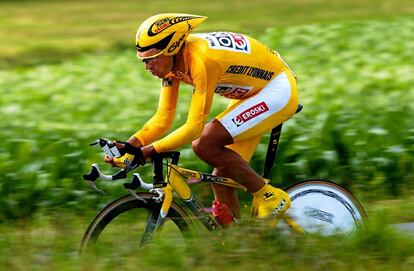 Igor González de Galdeano luce el maillot amarillo en una contrarreloj del Tour de 2002.