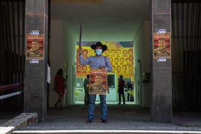 Marco Antonio Suástegui sostiene un cartel con la cara de su hermano desaparecido Vicente Suástegui, en la puerta del ayuntamiento de Acapulco de Juárez el miércoles 1 de septiembre de 2021.