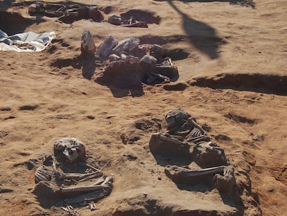 Algunos de los enterramientos hallados en la necrópolis del campo de hockey, en San Fernando (Cádiz).