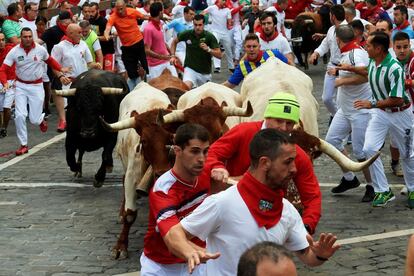 La gran presencia de corredores ha provocado que se hayan producido varios empujones entre los mozos para encontrar un hueco que les diera la oportunidad de protagonizar una carrera con los astados.