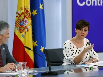 La ministra de Política Territorial y portavoz del Gobierno, Isabel Rodríguez, y el ministro del Interior, Fernando Grande-Marlaska, durante la rueda de prensa de este martes en el Palacio de la Moncloa.