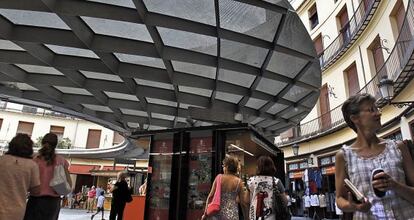 Camine cap al mercat. Però vull passejar, com acostuma a fer la gent que té temps de sobres. Faig la volta a la plaça redona.