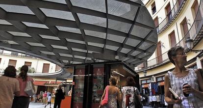 Camine cap al mercat. Per&ograve; vull passejar, com acostuma a fer la gent que t&eacute; temps de sobres. Faig la volta a la pla&ccedil;a redona. 