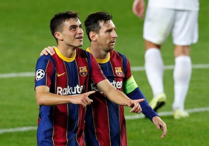 Messi y Pedri, festejan un gol en la Champions.