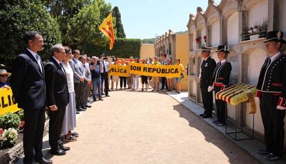 El president Quim Torra, durant l'ofrena floral a la tomba de Josep Irla.