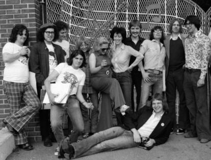 Periodistas de rock en la verja de Graceland, en Memphis (1973).
