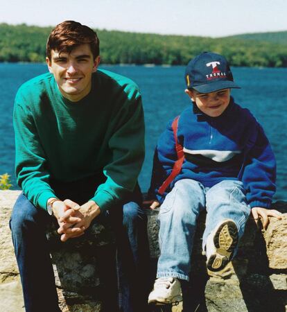 Conor y Conor sentados a la orilla de un lago en Massachusetts.