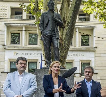 La presidenta del PNV de Bizkaia Itxaso Atutxa, entre Aurrekoetxea y Aburto, delante de la escultura de Sabino Arana