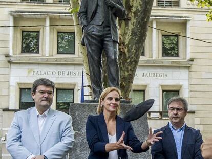 La presidenta del PNV de Bizkaia Itxaso Atutxa, entre Aurrekoetxea y Aburto, delante de la escultura de Sabino Arana