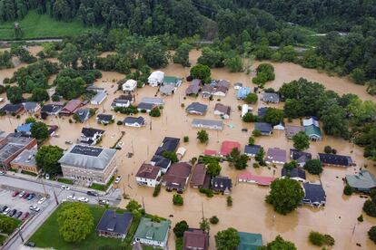 Vista aérea de casas sumergidas bajo las aguas de la inundación del North Fork del río Kentucky en Jackson, Kentucky.