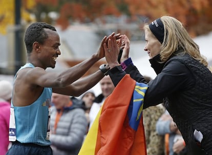 La presidenta del maratón de Nueva York, Mary Wittenberg, felicita a Tsegaye Kebede, tras quedar segundo en la prueba.