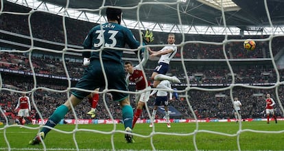 Kane marca de cabeza el gol decisivo al Arsenal.