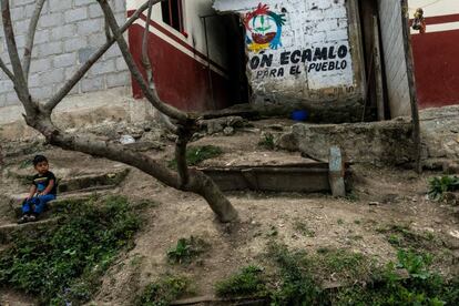 El trabajo en este municipio rezagado no abunda y más tras la crisis desatada por la pandemia. La principal actividad económica de esta región es el cultivo de café, que aporta la mayoría de los ingresos que recibe el gobierno local, en manos de Esmirna Vera, alcaldesa interina. A ella le toca administrar la pobreza, porque el alcalde, Carlos Giménez, se ha lanzado a una campaña de reelección por Morena, el partido oficialista.