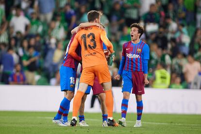 Riqui Puig festeja con sus compañeros el triunfo ante el Betis.