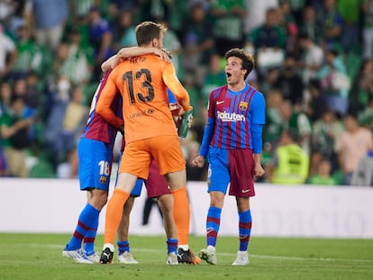 Riqui Puig festeja con sus compañeros el triunfo ante el Betis.