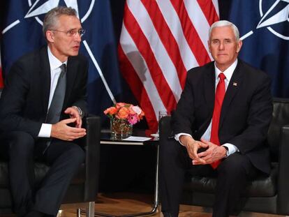 El secretario general de la OTAN, Jens Stoltenberg, junto al vicepresidente de EE UU, Mike Pence, en febrero en Múnich.