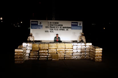 Un detenido con paquetes de droga decomizados, presentado a los medios el 9 de diciembre de 2010 en Tijuana.