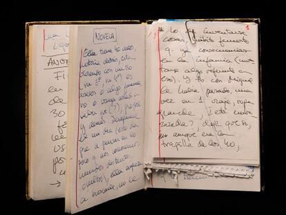Cuaderno con notas manuscritas de Rosa Montero para una de sus novelas.