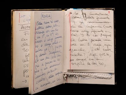 Cuaderno con notas manuscritas de Rosa Montero para una de sus novelas.