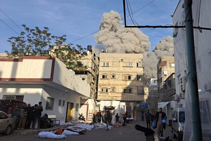 Varias columnas de humo se elevan tras un ataque israelí cerca del hospital Kamal Adwan en Beit Lahia, en el norte de la franja de Gaza, 