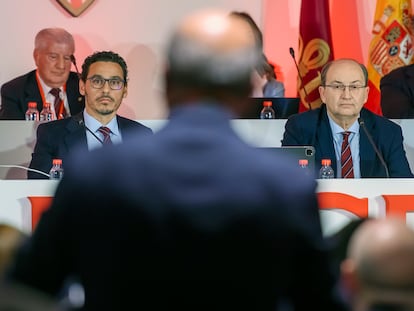 José María del Nido Benavente, en su turno de palabra en la junta del Sevilla. Preside José Castro y le acompaña el vicepresidente, José María del Nido Carrasco.