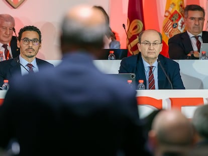 El nuevo presidente del Sevilla, José María del Nido Carrasco, a la izquierda, junto al nuevo vicepresidente, José Castro, escuchan al expresidente José María del Nido Benavente en la Junta General de Accionistas del club este mes de diciembre.