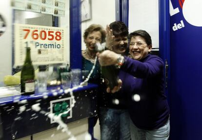 Primer premio de la Loter&iacute;a de Navidad en la administraci&oacute;n de la Vaguada, Madrid.