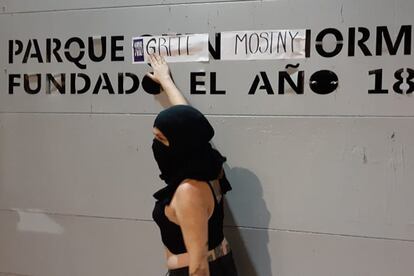 Las activistas han reemplazado los nombres de los monumentos por los de mujeres que han inspirado la lucha feminista en Chile, como la académica de origen austriaco Grete Mostny.