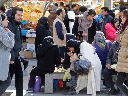 Ciudadanos iraníes, el 12 de febrero en el Gran Bazar de Teherán.