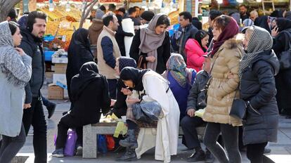 Ciudadanos iraníes, el 12 de febrero en el Gran Bazar de Teherán.