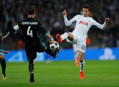 Dele Alli y Sergio Ramos pugnan por el balón.